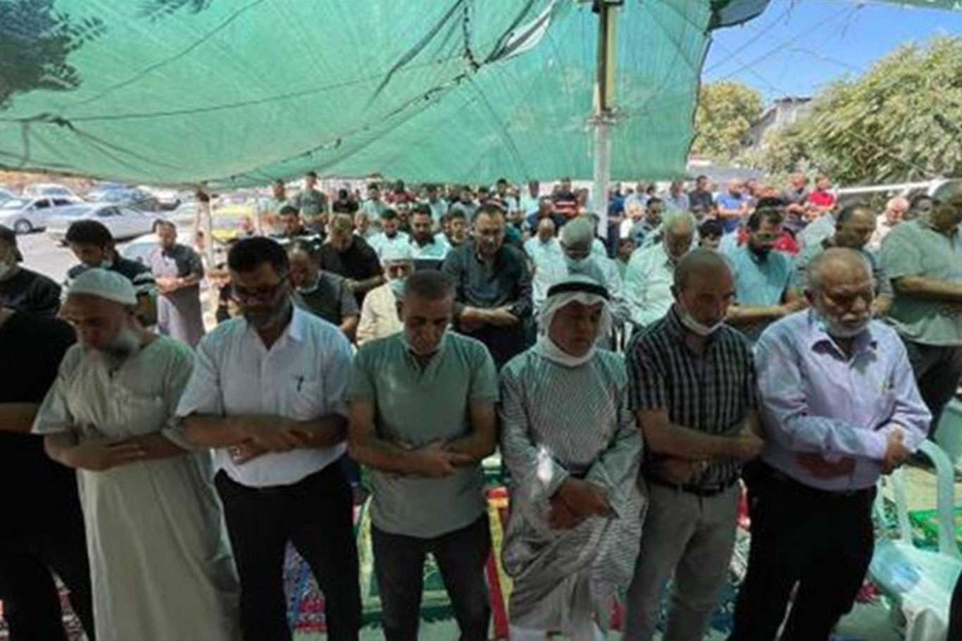 مئات الفلسطينيين يؤدون صلاة الجمعة رغم إجراءات الإحتلال